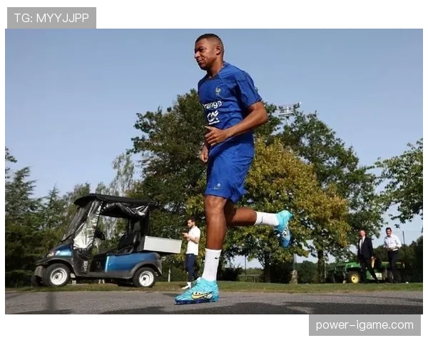 姆巴佩重返克莱枫丹青训营,点燃新一代足球梦想家的追梦热情 姆巴佩重返克莱枫丹青训营,点燃新一代足球梦想家的追梦热情